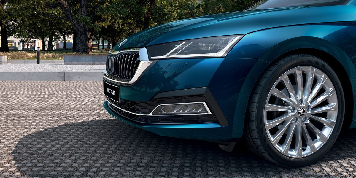 skoda-octavia_exterior_overside_front