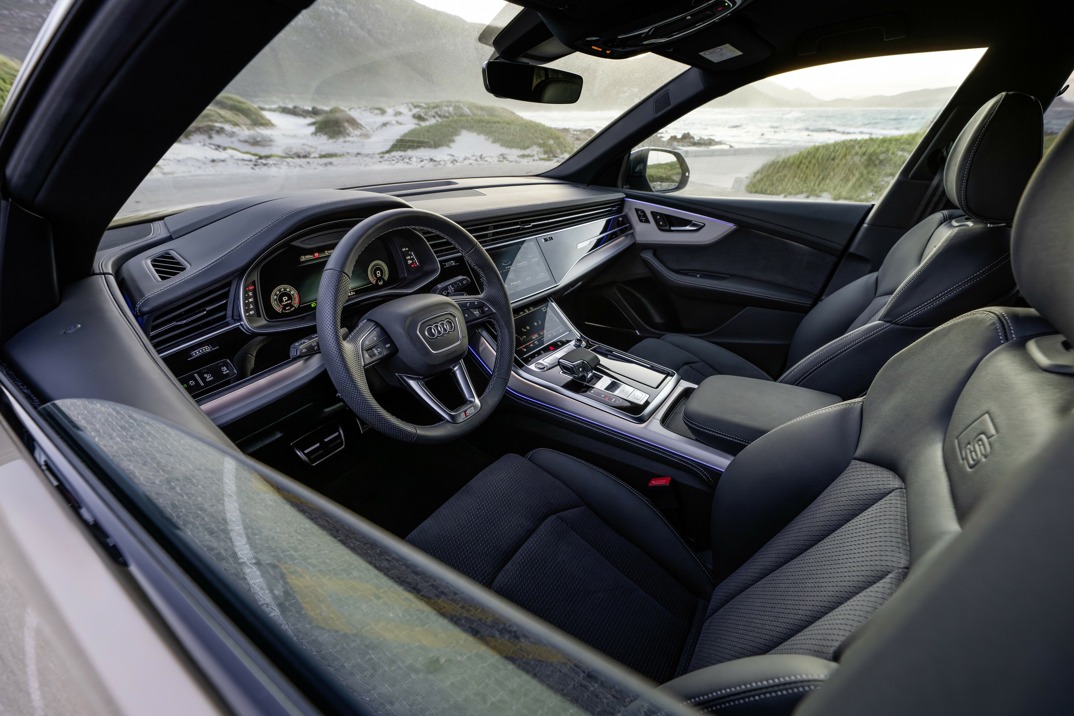 novi audi q8 interijer